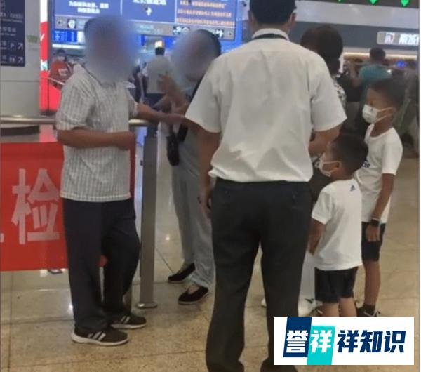北京一大爷因琐事扇人耳光，当众叫嚣辱骂外地人：到北京来你就是重孙子