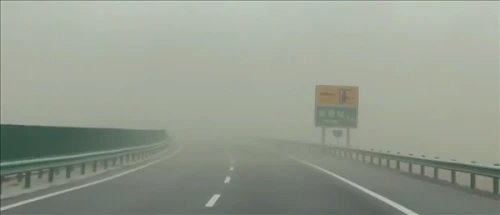 实拍青海扬沙天气：汽车穿沙墙 犹如科幻大片，这种天气下该注意什么？