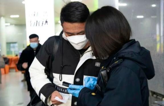 官方:元旦春节防疫要保障人员流动 这是咋情况？