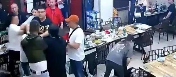 “我已经要疯了” 唐山涉事烧烤店老板：一个受害者 却惨遭网暴