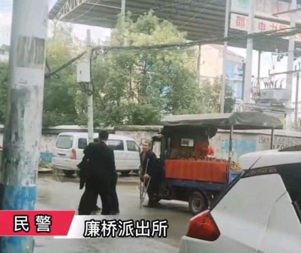 湖南:城管队长当街多次扇商贩耳光,对方拄双拐没还手,视频曝光