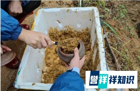 点烛哀悼东航132名遇难同胞