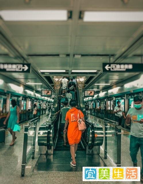 广州地铁没必要对硫酸事件道歉，如果在超市泼硫酸，超市要道歉吗