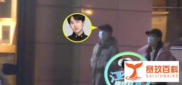 郭麒麟与美女街边亲吻被拍，一同出门约会，女方长相漂亮身材高挑