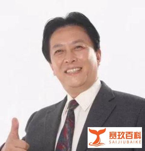 七十岁唐国强现身米国机场，小他十二岁妻子后边跟随，说明了什么