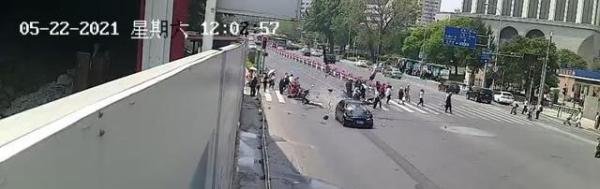 大连一轿车撞飞过马路人群 这是咋情况？