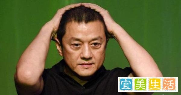 李亚鹏欠巨款被限制高消费，滞留在机场，女儿李嫣却在瑞士购物