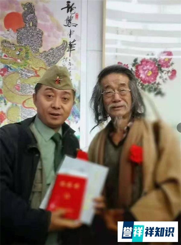 著名书画家萧宽为军品大王李长东签名合影,支持红色收藏事业