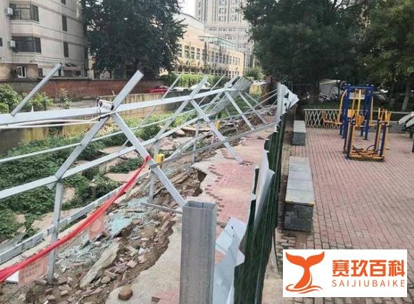 小区暴雨中倒下一堵墙，维修费129万，物业说还只是预算价！