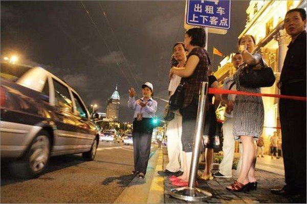 印度女生上海打车30公里收费750元,司机这样做是否违法?