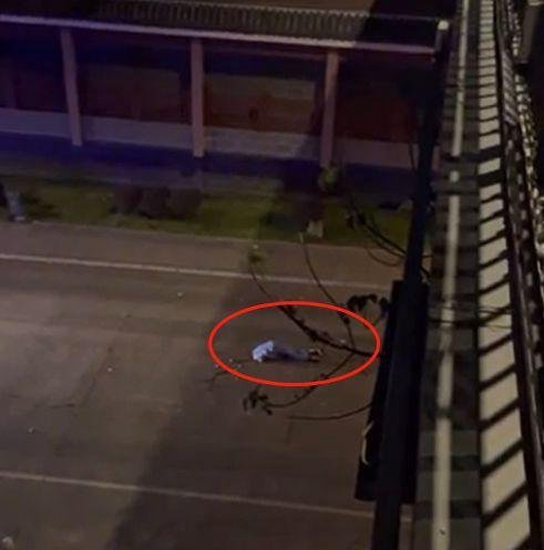 六旬男子伤害1名女性后坠桥身亡 这是咋情况?