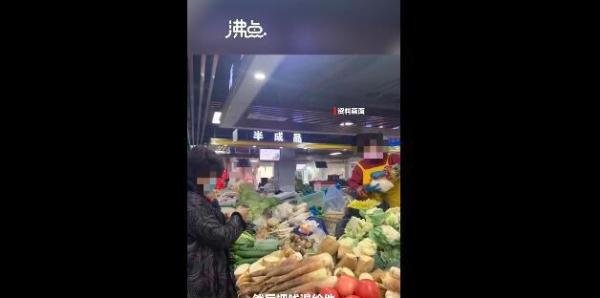 上海蒙山菜场回应2颗白菜93元 这是咋情况？
