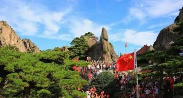 数千游客黄山上唱起国歌 这是咋情况？