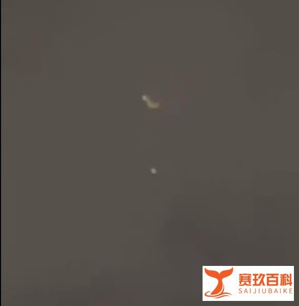 深圳夜空出现三个不明发光飞行物：飞速掠过