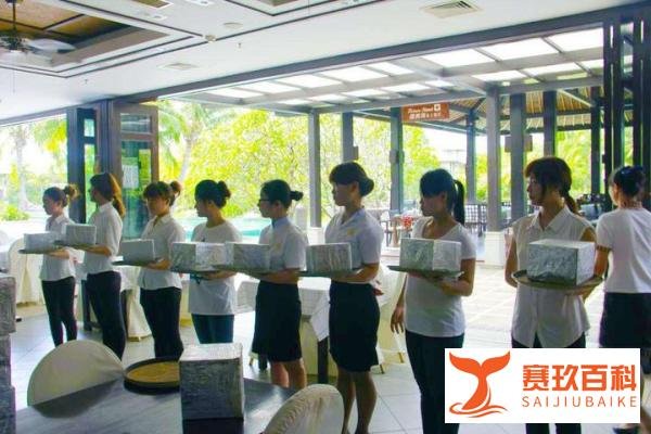 如何成为一个优秀的酒店服务员？仅仅是完成一天工作是远远不够的