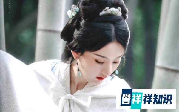 周瑜英年早逝，孙权奔丧，他对小乔说：“兄长生前最疼爱幺女，让她给我做媳妇吧！”