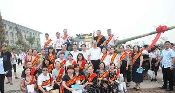 坦克停在校门口引来围观 编号分别为