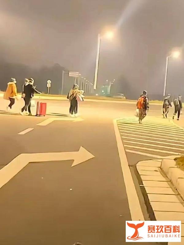 富士康员工徒步逃离工厂,郑州富士康到底怎么了?
