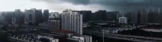 郑州暴雨白天瞬间成黑夜 这是咋情况？