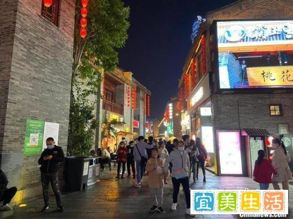 撸串、小龙虾……多地官员带头上街吃夜宵促消费