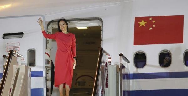 提防美国最后一刻“出幺蛾子”，孟晚舟回国包机绕飞北极