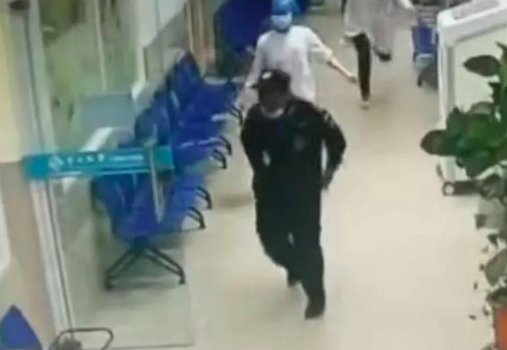 代表建议“在医院推行强制安检”的目的是什么？