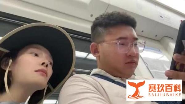 女子地铁上偷看邻座男生点外卖，男生发现后主动分享，网友笑哭