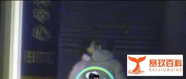郭麒麟与美女街边亲吻被拍，一同出门约会，女方长相漂亮身材高挑
