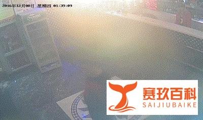 西安串串店内多名男女抡酒瓶子互砸，男子被热锅浇头，捂脸哀嚎！