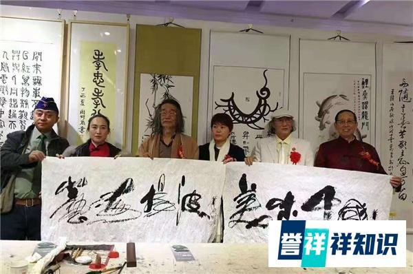 著名书画家萧宽为军品大王李长东签名合影，支持红色收藏事业