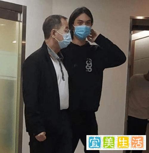 吴孟达病逝6个月，小儿子曾现身医院送别，妈妈2次白发人送黑发人