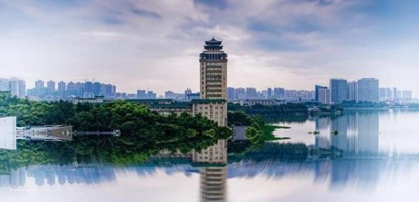 校方通报男生被指在女友孕期出轨
