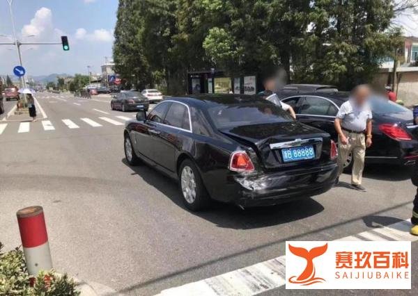 消防车追尾牌照5个8劳斯莱斯，你认为谁是主责？