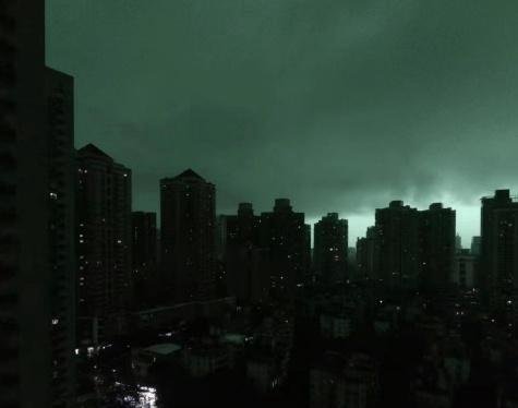 深圳天空一秒变暗，如墨如夜，气象奇观令人叹为观止！
