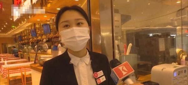 上海一餐饮店门口的屏幕竟播放女子赤身裸体的不雅视频！疑似猥琐之徒恶意投屏！