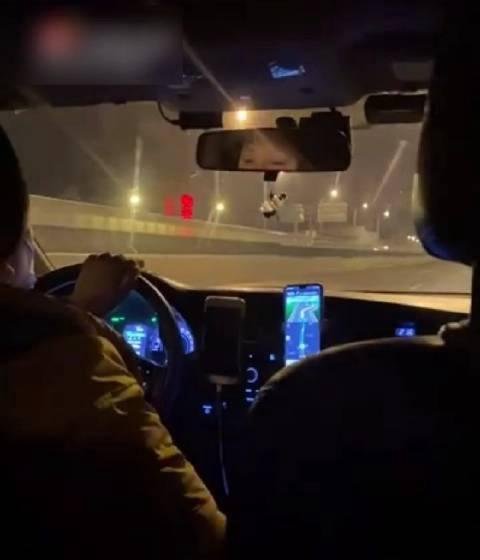 大连一网约车司机闭眼开车？网约车疲劳驾驶隐患