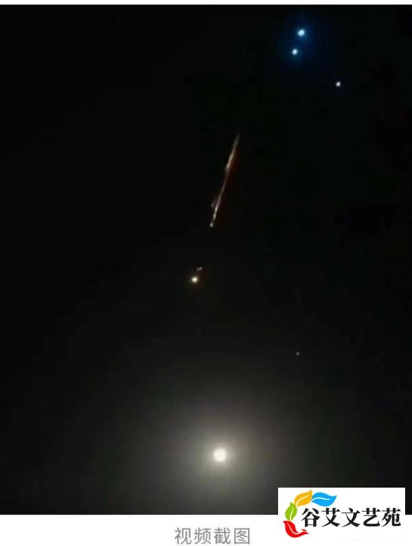 奇观！多个不同色发光体划过夜空，会是啥呢？