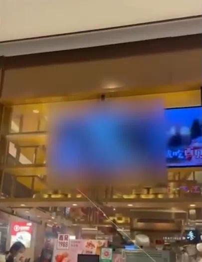 上海一餐饮店门口的屏幕竟播放女子赤身裸体的不雅视频！疑似猥琐之徒恶意投屏！