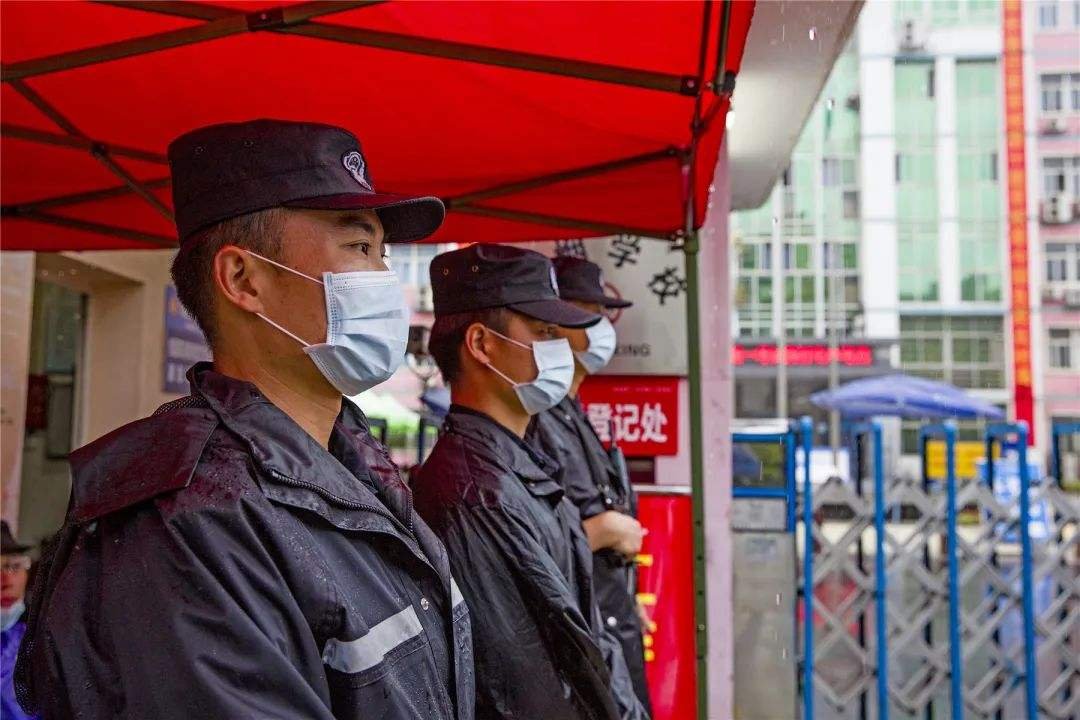 湖北黄梅近500考生坐推土机赶考，究竟是怎么回事？