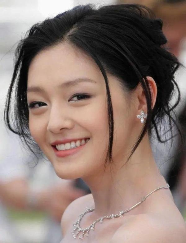 大S去世,55岁的具俊华可能成为大S遗产的第一继承人,结婚钻戒都用纹身替代的韩国大叔,可能就此躺赢