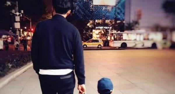 靳东儿子第一次上幼儿园 李佳咬牙忍住没有抱回来