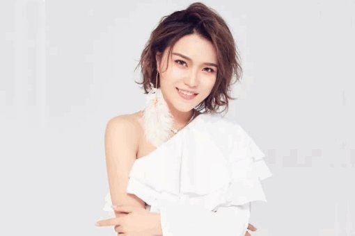 再见只是陌生人歌词表达的什么意思?