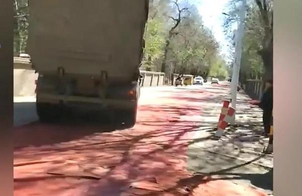 “抢收”被城管罚款和要求铺红地毯?官宣:都不存在的。秋收车辆上路因车轮带泥被罚。
