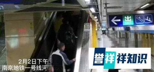 小伙打两份工站着睡着摔倒受伤 这是咋情况？