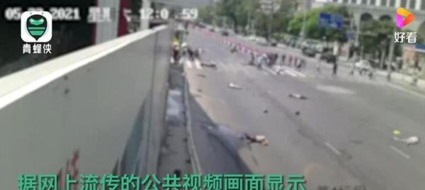 大连一轿车撞飞过马路人群 这是咋情况？