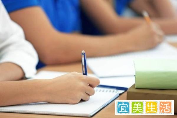 教育局回应50岁班主任和学生谈恋爱：未接到举报，学校回应：假的