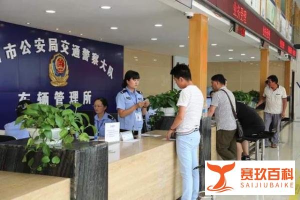 民警酒后打残疾人,已停止执行职务,警官证、警服已收回!