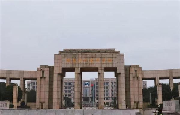 今天，湖南涉外经济学院跳湖女生的姐姐首次发声：我妹妹刚流产