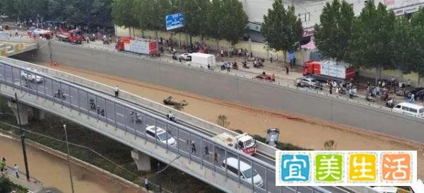 被30万立方米积水灌满的郑州京广北路隧道