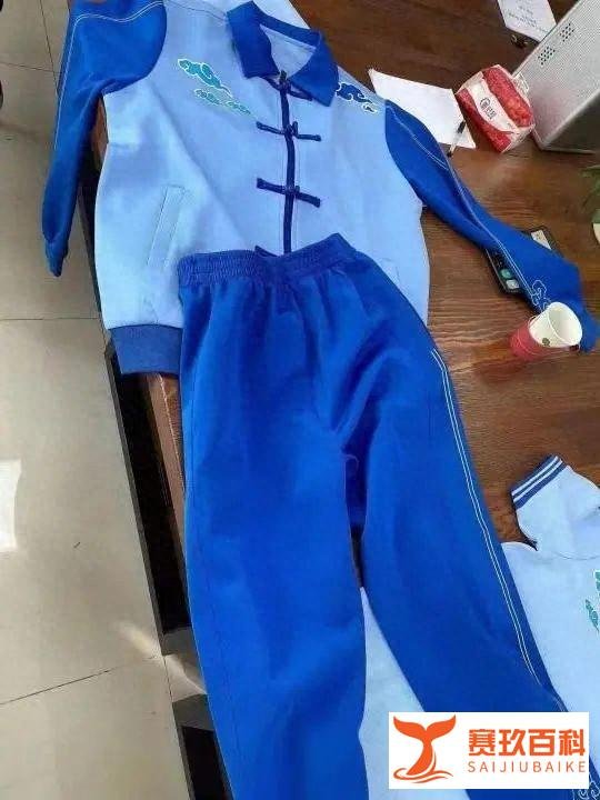 哇哦！山东一所学校的校服竟被疑似“寿衣”？但别急，教体局已经说明啦！